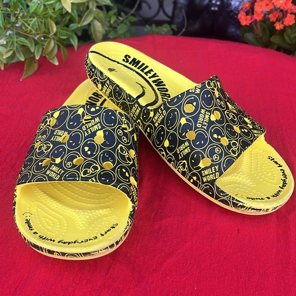 RARE 🥰😉 CROCS Smiley World “Smiley Face” Yellow & Black Slides / Sandals 😉🥰 - Picture 17 of 17